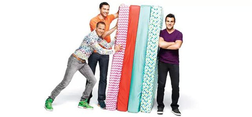 Airbnb 公司的三位創(chuàng)始人，以及他們最早的 Airbed