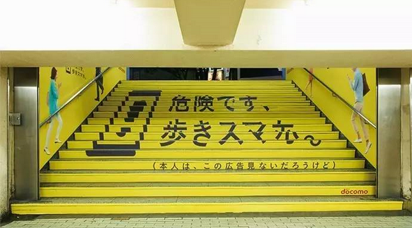 這個(gè)系列廣告有多組樣式，發(fā)揮一手吐槽功夫。