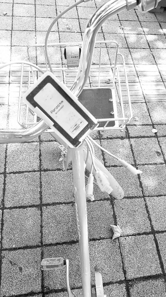 車把中間有手機充電支架，下方連接著3根充電線。