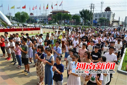 此次儀式中，雙匯集團(tuán)漯河總部共有210名員成為第一批“金秋獎(jiǎng)學(xué)”的獲得者。
