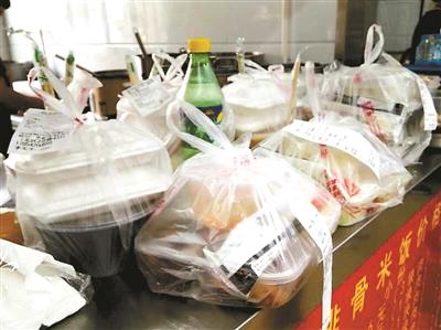一餐館的“飯口”時段，等待“出發(fā)”的外賣擺滿案臺