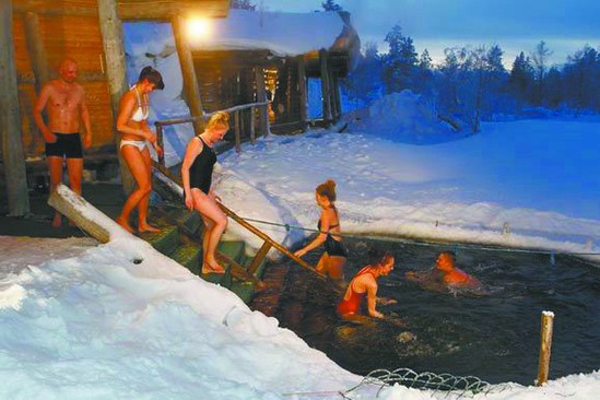 奇葩!芬蘭人蒸完桑拿跳冰湖