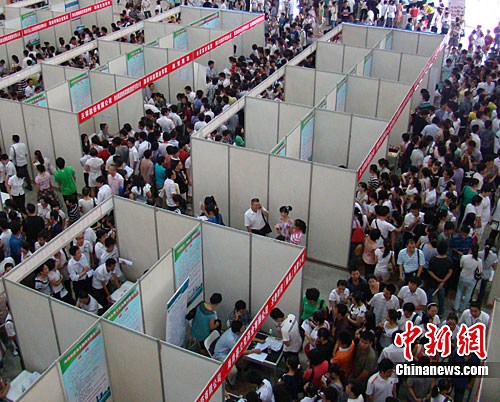 圖為招聘會現(xiàn)場人山人海的求職者。中新社發(fā) 付美斌 攝