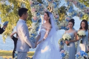 劉詩(shī)詩(shī)婚禮行頭值百萬(wàn) 不驕不躁剛剛好