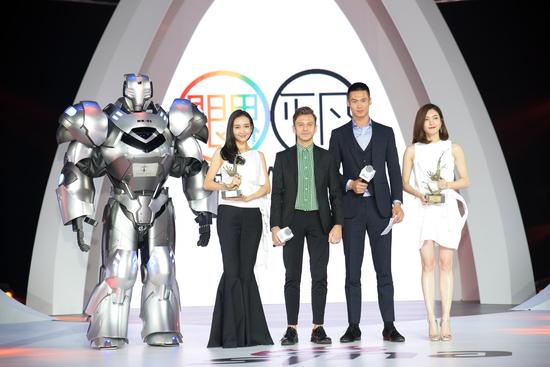 Klasse14腕表首席設(shè)計(jì)師 Mario Noblie以及超模蔚方卿為王鷗、江疏影頒發(fā)時(shí)尚突破藝人獎(jiǎng)項(xiàng)