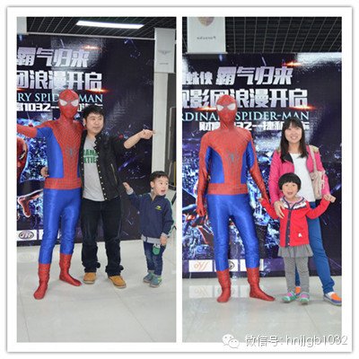 貼完車標回到大廳，一位蜘蛛俠模樣的男子瞬間吸引大家的眼球