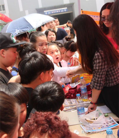 禮品領(lǐng)取處，這是要把工作人員圍攻的節(jié)奏啊。