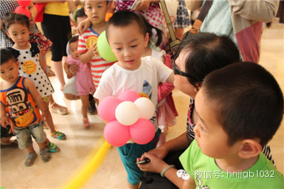 拿到氣球玩具的小朋友，瞬間成了焦點，周圍的小朋友都想和你做朋友，你知道嗎？