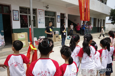 財富1032主播鄧語、張哲主持了捐助儀式