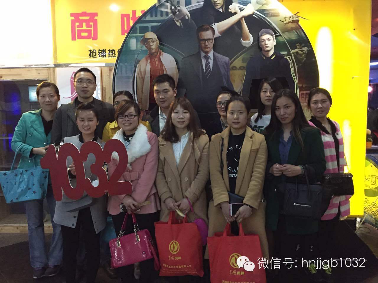 來個(gè)合影，1032的聽眾棒棒噠，個(gè)個(gè)都準(zhǔn)時(shí)到達(dá)了集合地點(diǎn)。Johnny表示很欣慰??！