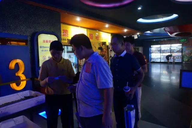 電影馬上開始，排隊(duì)入場嘍