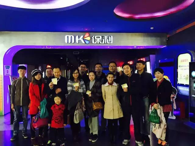 來張“全家?！?，人齊了，我們準(zhǔn)備進場嘍