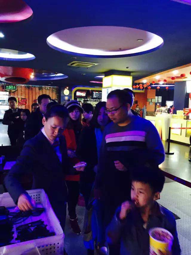 小朋友吃的好香??！爆米花和電影真是絕配喲