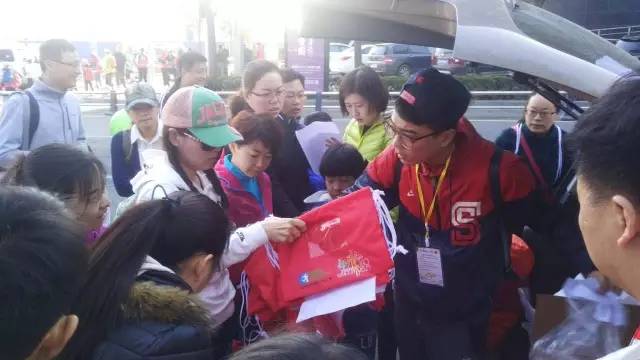 8:30準(zhǔn)時(shí)集合，現(xiàn)場(chǎng)工作人員給大家分發(fā)參賽證和參賽衣服。