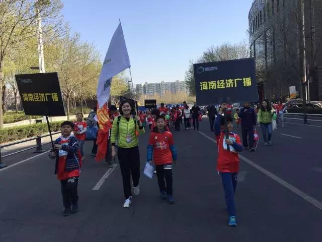 出發(fā)啦！小朋友和大朋友們昂首闊步向賽場(chǎng)邁進(jìn)！