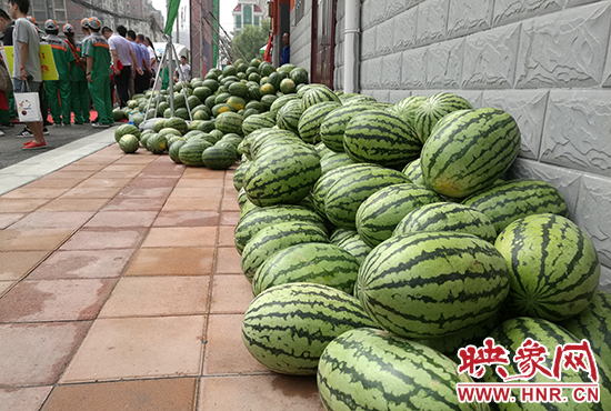 經(jīng)濟(jì)廣播工作人員和愛心企業(yè)給正在忙碌的環(huán)衛(wèi)工人、交警等送去一萬(wàn)六千多斤西瓜和近百提礦泉水。