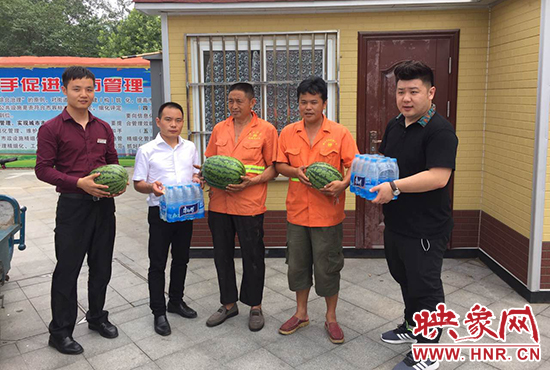經(jīng)濟(jì)廣播工作人員和愛心企業(yè)給正在忙碌的環(huán)衛(wèi)工人、交警和協(xié)警等送去了一萬(wàn)六千多斤西瓜和近百提礦泉水。