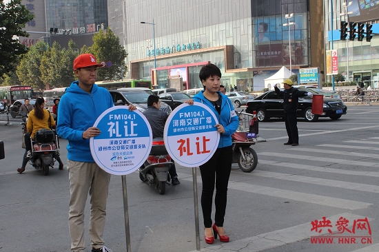 河南省文明交通形象大使、河南交通廣播主持人南方在活動(dòng)現(xiàn)場(chǎng)