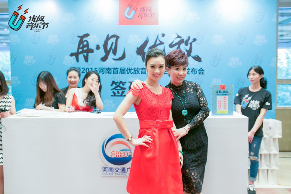 貼心的南方姐姐和美女主播小佩，海洋是不是每天都要流口水呀！