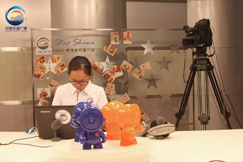 還是抽獎(jiǎng)的姑娘比較認(rèn)真！為保證抽獎(jiǎng)的公平公正，映象網(wǎng)進(jìn)行了全程視頻直播。