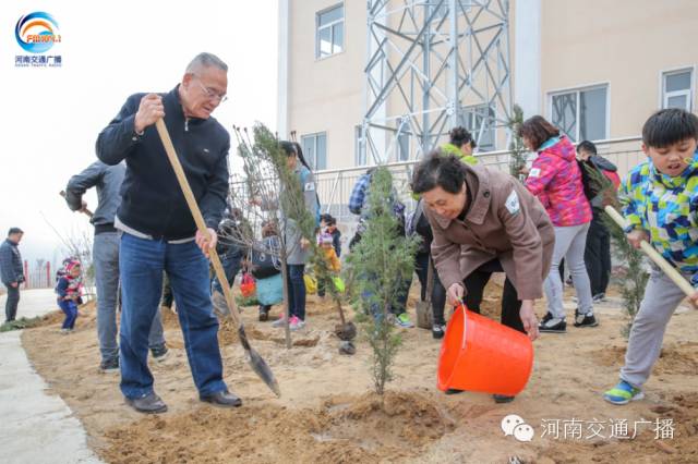 恩愛(ài)的老人一起種下一棵小樹(shù)苗，健健康康白頭偕老~