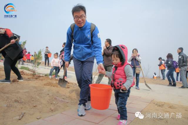 爸比爸比，你會(huì)種小樹(shù)嗎？我來(lái)教你吧~