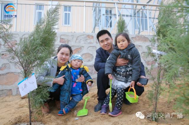 一家四口，一起種下我們的小樹(shù)，和寶貝兒們一起茁壯成長(zhǎng)！