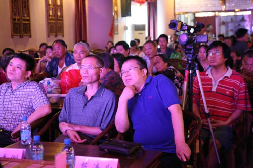 信息廣播總監(jiān)李金鋒（左1）、副總監(jiān)魏志剛（左2）、副總監(jiān)陳德年（左3）