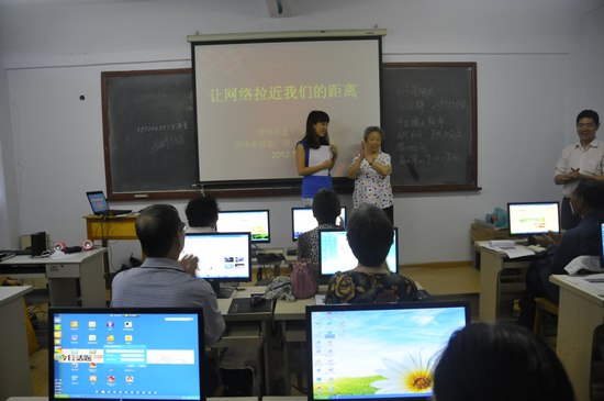 擁有18萬粉絲的網(wǎng)絡紅人、78歲的QQ奶奶張秀麗也來到網(wǎng)絡課堂