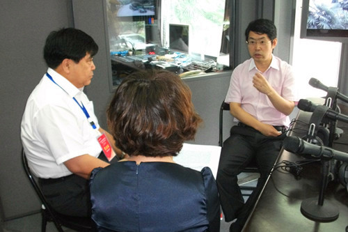 直播前的北京安貞醫(yī)院副院長(zhǎng)周生來(lái)（右１）、大慶油田總醫(yī)院集團(tuán)總經(jīng)理劉湘彬（左１）