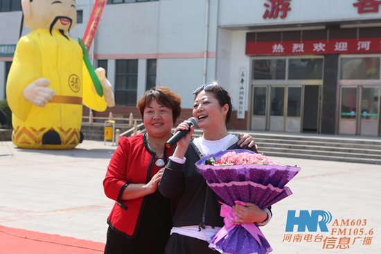 長壽山景區(qū)董事長、總經(jīng)理孫春花與主持人周迪