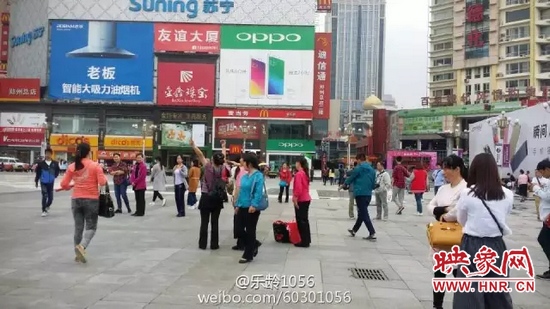 他們從四面八方匯集到二七塔下，由行走路人一下變成了一支舞蹈隊，跳起了節(jié)奏歡快、時尚動感的舞蹈。