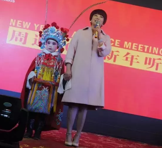 盛裝亮相的小戲迷，周迪的節(jié)目影響了一代又一代人