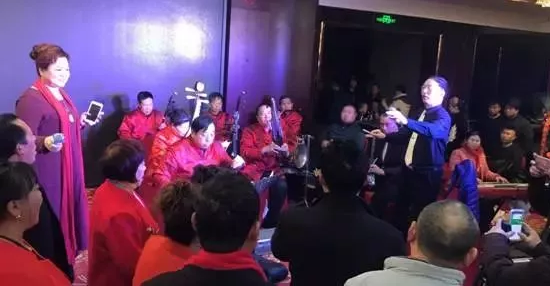 現(xiàn)場(chǎng)的樂隊(duì)老師也是咱的戲迷朋友，為了周迪的見面會(huì)今天累也開心