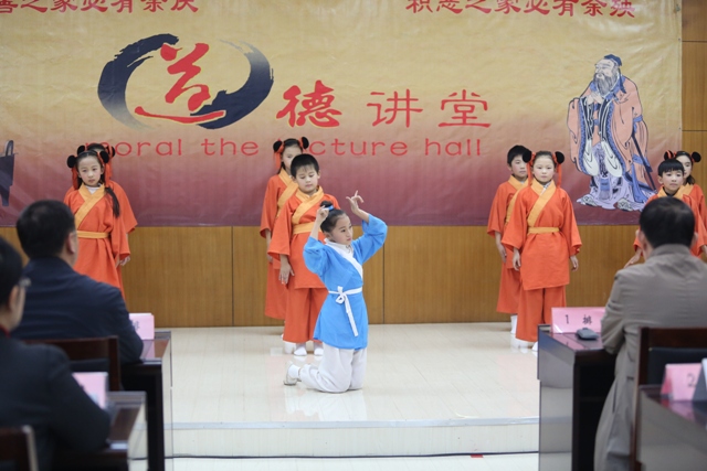 歌舞《跪羊圖》心靈的皈依 感恩父母 捫心自問(wèn) 不覺(jué)潸然淚下 歌舞《跪羊圖》心靈的皈依 感恩父母 捫心自問(wèn) 不覺(jué)潸然淚下