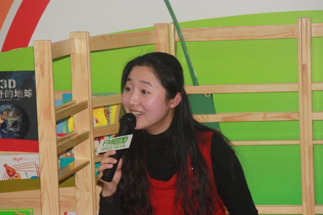 女主播“卷卷貓”親臨現(xiàn)場(chǎng)，繪聲繪色為孩子們講故事