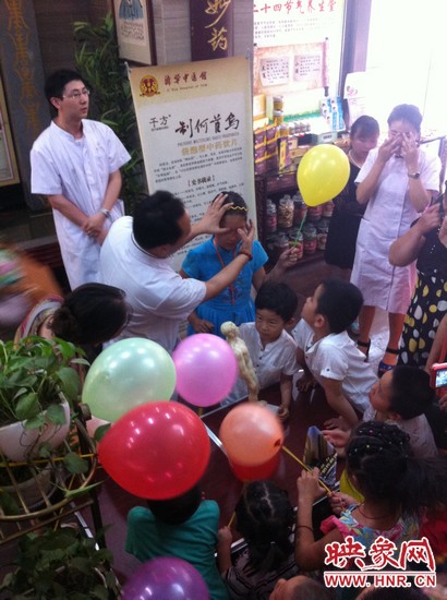 活動開始了，濟(jì)華中醫(yī)館的保健按摩專家李老師為大家講解如何有效預(yù)防青少年近視。