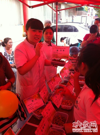 這是什么一，那又是什么？小腦袋不停的在思索，而小手和小鼻子也沒閑著，時不時地摸一摸、聞一聞！