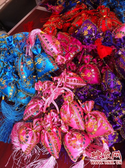 孩子們的好奇心得以大大的滿足，接下來就要裝香囊啦，你看，五顏六色的香囊多漂亮！