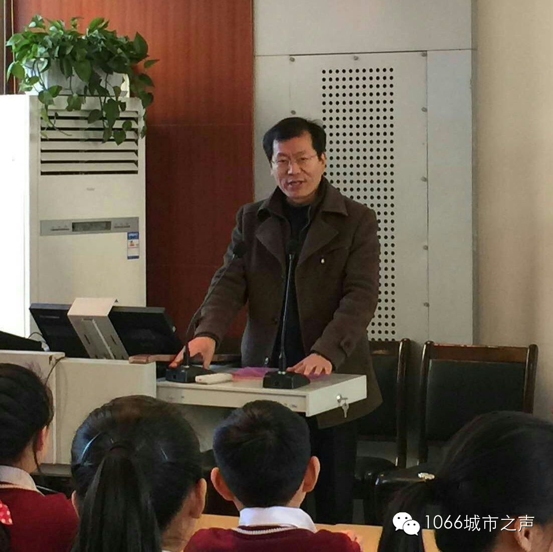 雙方領(lǐng)導(dǎo)講話，同學(xué)們聽得都好認(rèn)真??！