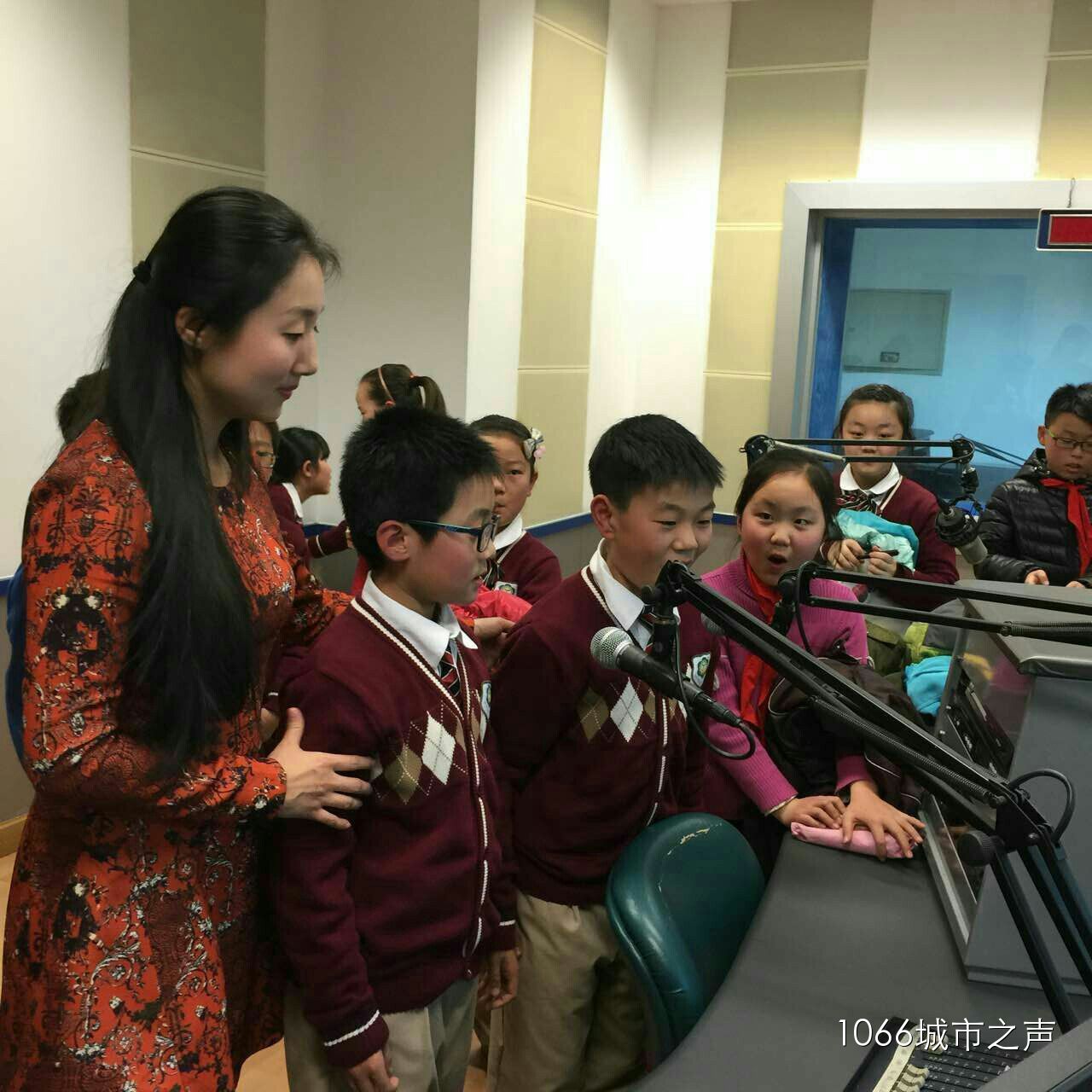 “好激動(dòng)，好激動(dòng)”！天天上學(xué)、放學(xué)都從廣播大廈經(jīng)過(guò)，今天終于進(jìn)來(lái)了！