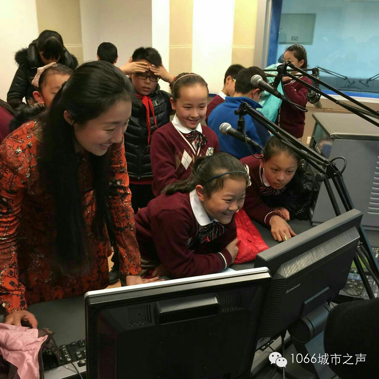 “好激動(dòng)，好激動(dòng)”！天天上學(xué)、放學(xué)都從廣播大廈經(jīng)過(guò)，今天終于進(jìn)來(lái)了！