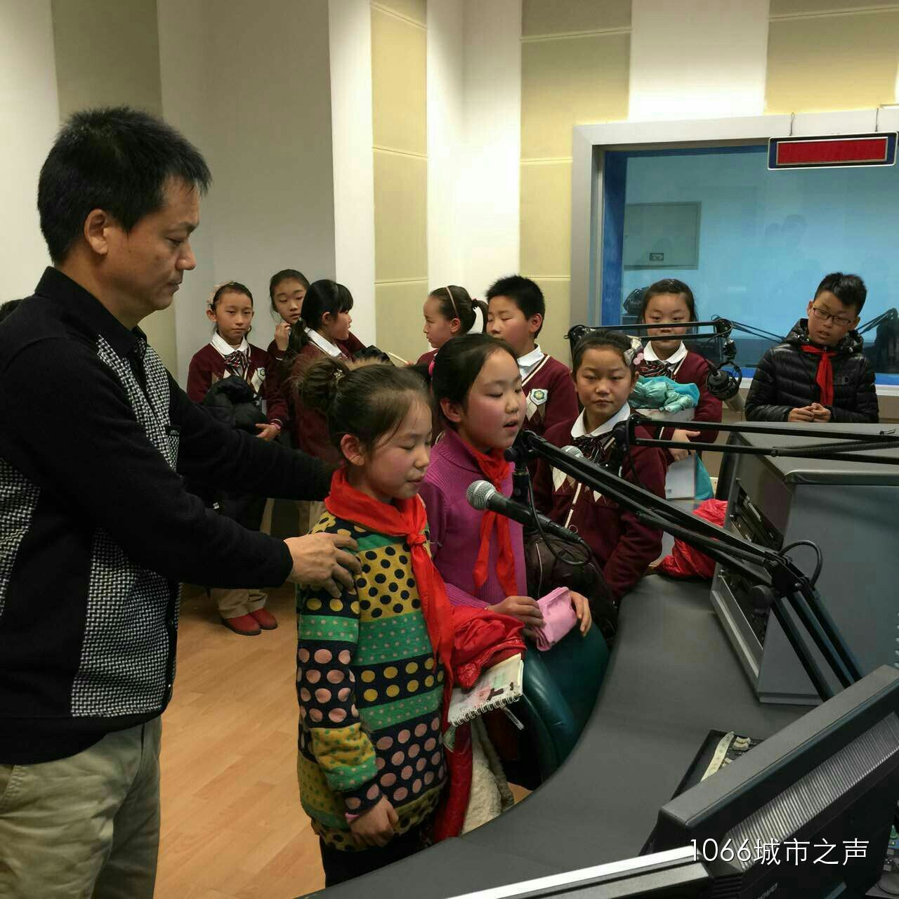 現(xiàn)場(chǎng)接受播音指導(dǎo)，有模有樣耶！