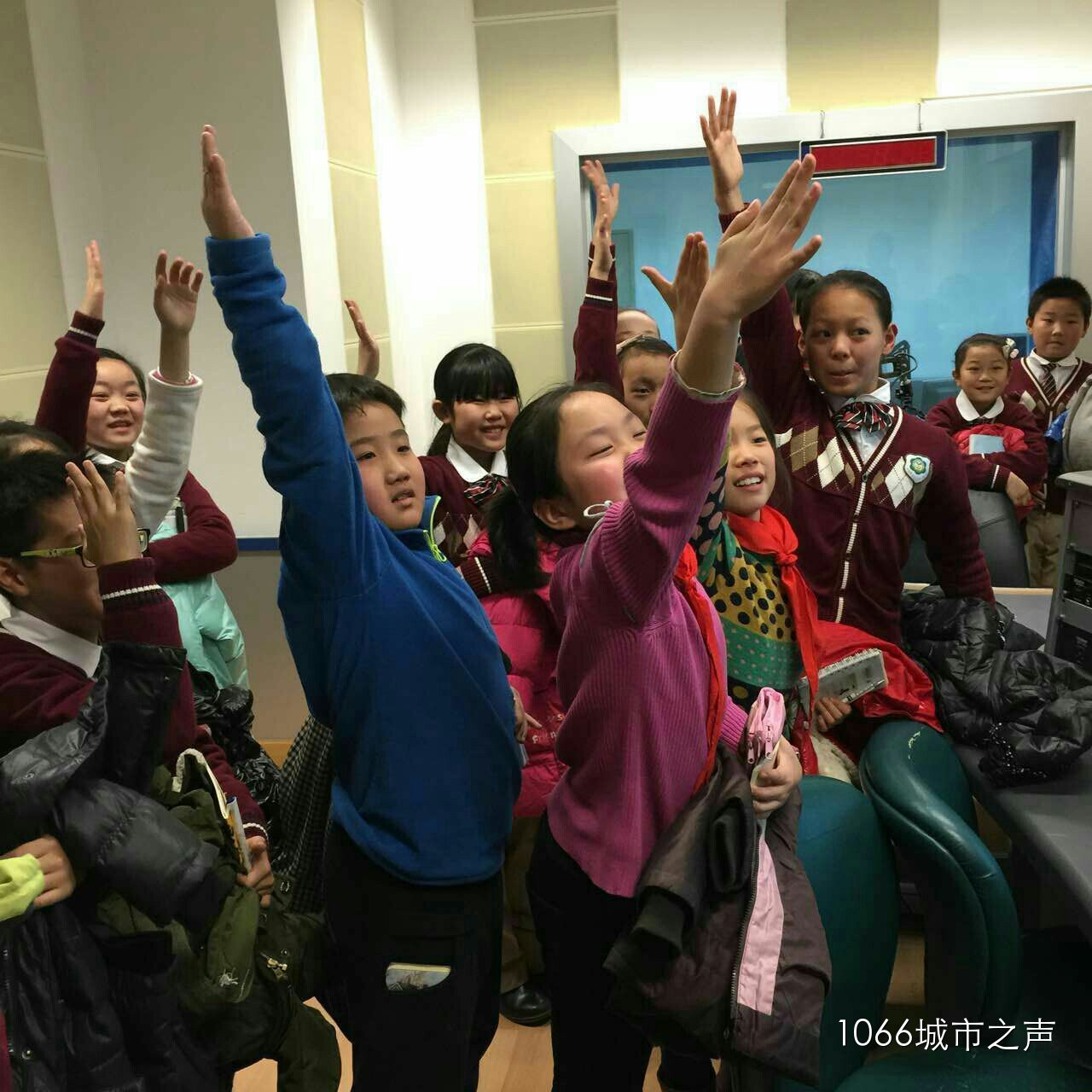 第一次體驗(yàn)話筒前的感覺(jué)，同學(xué)們爭(zhēng)先恐后！