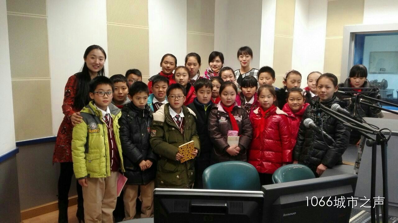 跟電臺(tái)的主持人和老師們的大合影！真是難忘的一天?。? complete=