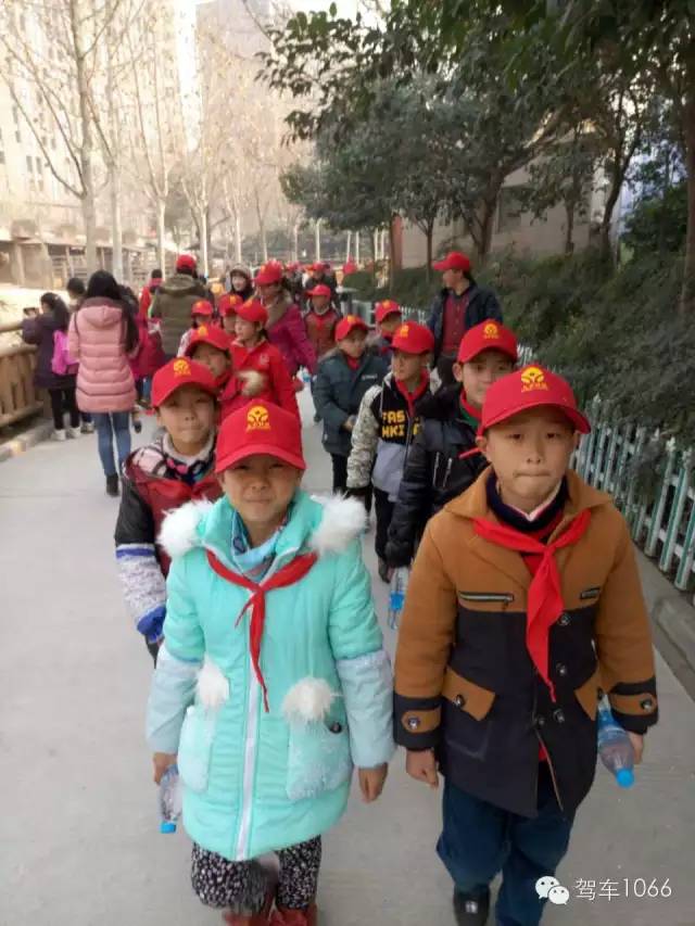 脖子上戴著紅領(lǐng)巾，頭上頂著小紅帽，排著整齊的隊(duì)伍——出發(fā)！