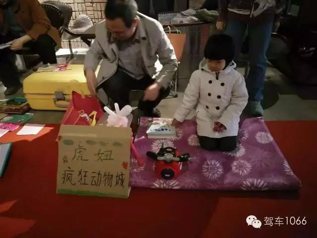 這位小老板的攤位擺的有模有樣的，不過旁邊這位酷爸怎么這么眼熟？