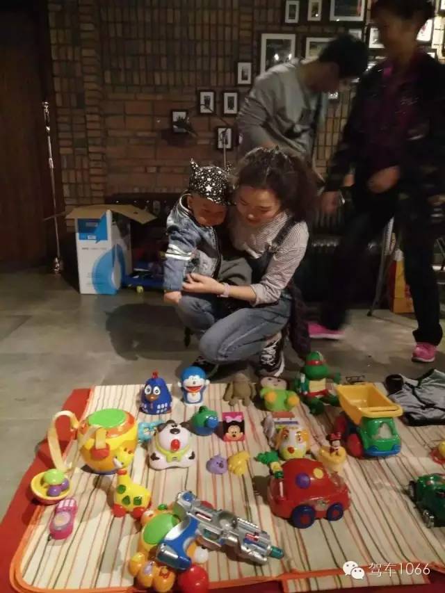本次活動(dòng)最小的小老板，最后放大招了，玩具隨便拿，這壕情也沒sei了！