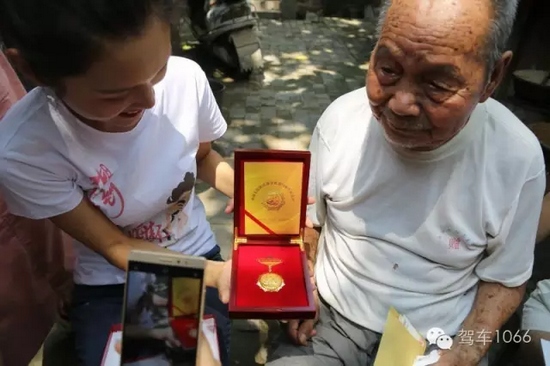 老兵聽不到我們在說什么，今年98了。