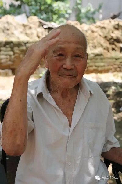 老兵身子骨不行了，九十多歲了……也許軍禮不那么標(biāo)準(zhǔn)了，但是這一幕還是感動(dòng)到了我們……